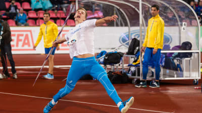 Oliver Helander kastar under Sverigekampen 2018.