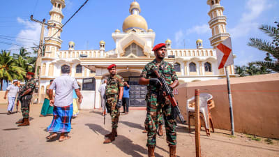Soldater på vakt I Negombo 6.5.2019 efter att muslimer och kristna drabbat samman 