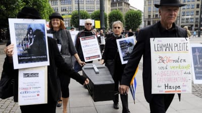 Placerare demonstrerar mot Lehman Brothers i Hamburg i Tyskland. 
