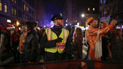Polis övervakar Halloween-paraden på Manhattan bara timmarna efter det misstänkta terrordådet.