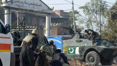 Soldater efter en talibanattack mot skola i Pakistan.