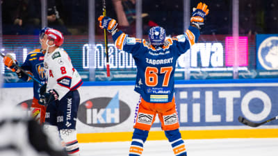 Tapparas Tomas Zaborsky firar sitt segermål i förlängningen av bronsmatchen mot HIFK våren 2019.