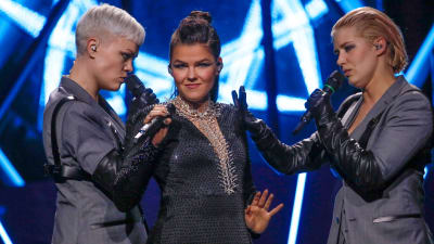 Saara Aalto på Eurovisionsscenen.