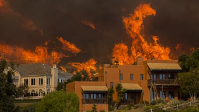 Den brand som kallas "Woolsey" närmar sig kändistäta Malibu. I södra Kalifornien har ungefär 200 000 människor uppmanats evakuera.