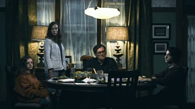 Familjen Graham sitter runt middagsbordet och ser ledsna ut.