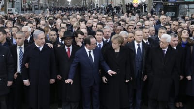 Frankrikes president Francois Hollande och andra statsledare i täten för solidaritetsmarschen i Paris 11.1.2015.