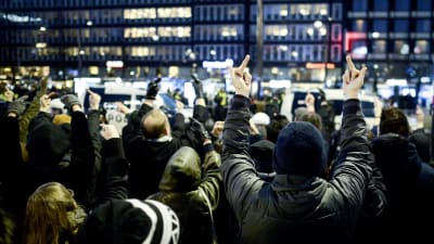 Motdemonstration mot NMR i berghäll, Helsingfors på självständighetsdagen 2018. 