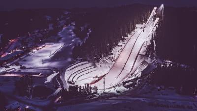 Vy över skidstadion i Trondheim kvällstid