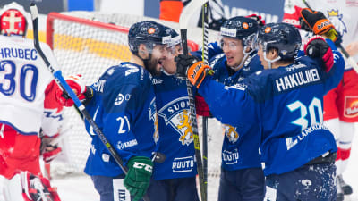 Finlands herrar firar 1–0-målet mot Tjeckien.