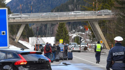 Flera österrikiska förbundsländer som Tyrolen har redan infört stränga inresebegränsningar och lämnar bland annat skidorter som stängs.