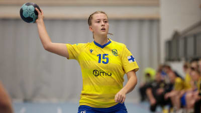 Maja Sannholm med bollen.
