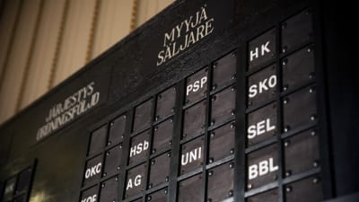 Tavla där företags namn syns.