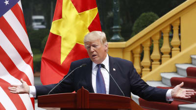 Donald Trump i talarstolen under en presskonferens i Hanoi i Vietnam.