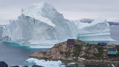 Isberget intill byn Innaarsuit, Grönland, fotograferat på torsdagen 12.7.