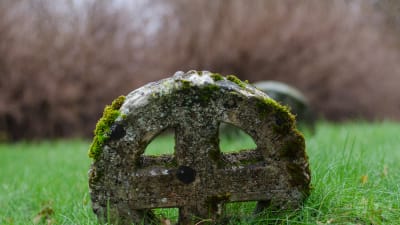 Utanför Nuckös kyrka finns några solkors, men ute på Ormsö finns världens största samling av dem. Solkorset har blivit en symbol för kustsvenskarna.