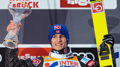 Daniel André Tande firar sin seger efter tävlingen i Innsbruck.