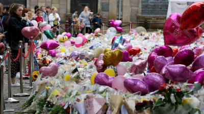 Blommor vid platsen för bombdådet i Manchester 2017