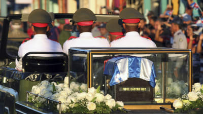 Fidel Castros kvarlevor förs till kyrkogården Santa Ifigenia i Santiago de Cuba