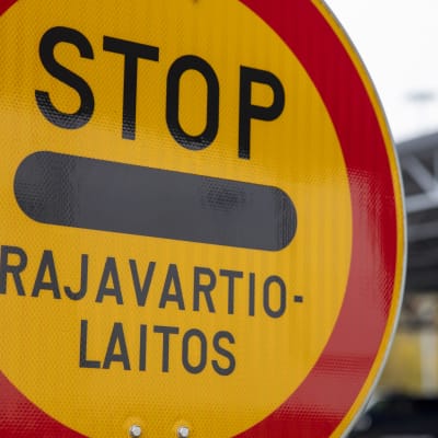 Stop-liikennemerkki Nuijamaan raja-asemalla.