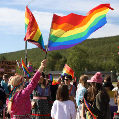 Sateenkaariliput liehuvat Sápmi Pride -tapahtumassa.