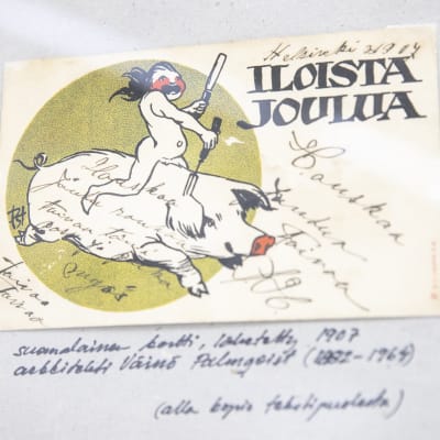 Vanha postikortti näyttelyssä.