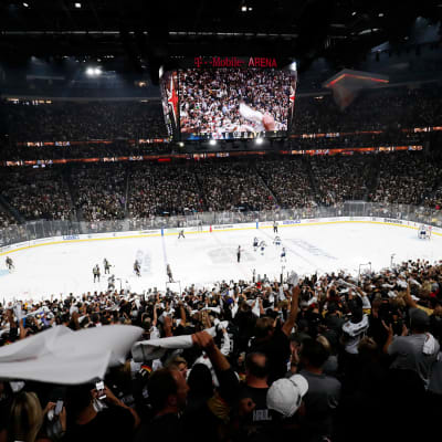 Ett fullsatt T-Mobile Arena kollar på hockeymatch.