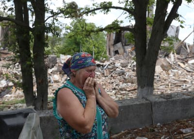 I byn Bilogorivka, nära staden Lysytjansk, stod den här kvinnan och grät utanför en sönderbombad skolbyggnad för några dagar sen. 