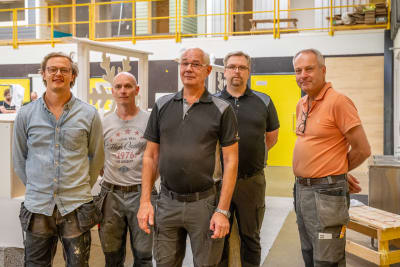 Anton Grönlund, Leif Nylund, Peter Fyhrqvist, Anders Åkerfelt och Tomas Tallqvist står inne i en stor verkstad med den blivande luciavagnen bakom sig.