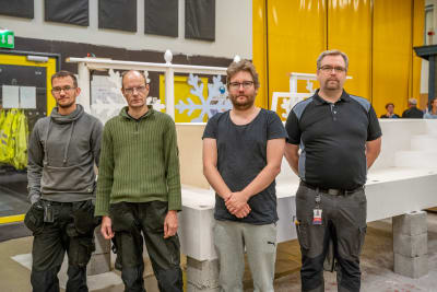 Blivande elmontörer Ludwig Olin, Kenneth Ahlfors och Isto Simiö plus deras lärare Anders Åkerfelt.