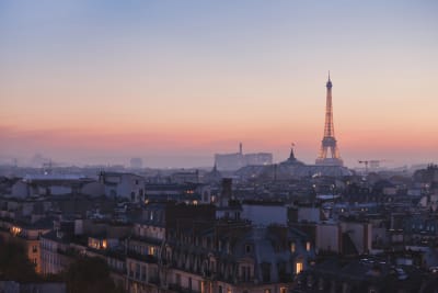 Eiffeltornet i Paris i vid skymning.