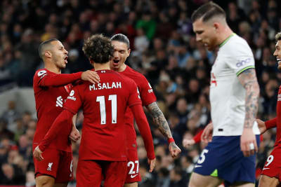 Liverpools spelare firar Mohamed Salahs mål.