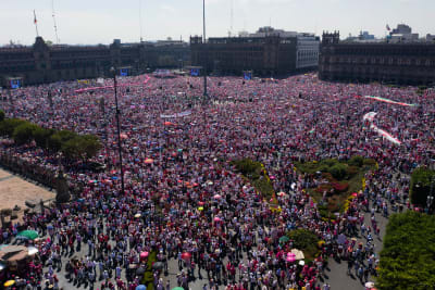 Tiotusentals demonstranter på ett torg i Mexico City 26 februari 2023.