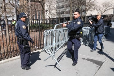 Polisen i New York bär på kravallstängsel.