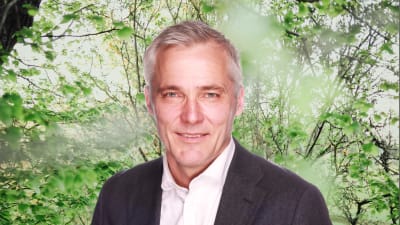 Anders Adlercreutz ler rakt in i kameran. I bakgrunden syns en grön trädgård.