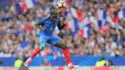 Blåklädde fotbollsspelaren Benjamin Mendy hoppar och nickar bollen.