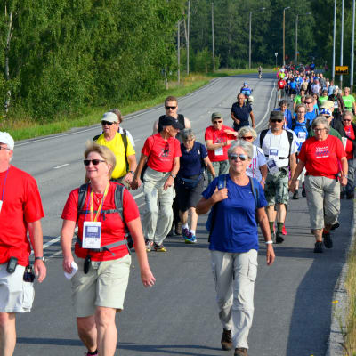 Deltagare i Vasa marsch på Myrgrundsbron