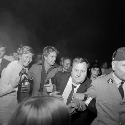 Yhdysvaltalainen näyttelijä Ryan O´Neal vierailulla Suomessa 1970, oikealla puolellaan ohjelmajärjestäjä Tauno "Tappi" Suojanen.