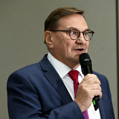 Heikki Hietanen mikin varressa. 
