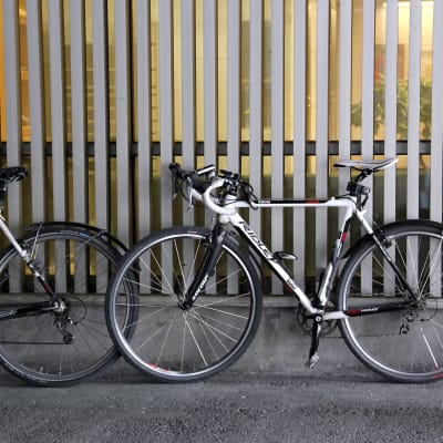 Cykel parkerad utanför kontor.