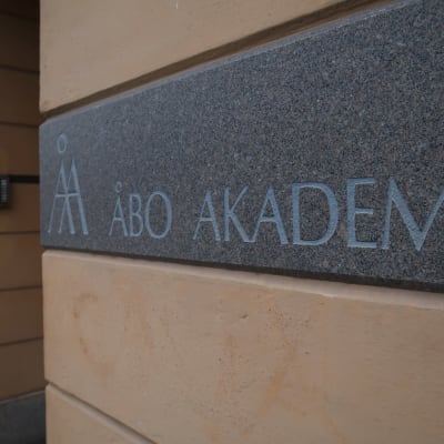 Bild av en skylt där det står Åbo Akademi. 