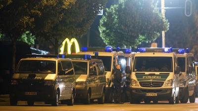 Tyska polisbilar utanför en Mc Donald's-restaurang i München.