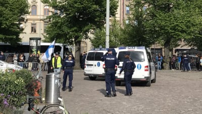 Polisen tvingar demonstranterna i Suomi Ensin-lägret på Järnvägstorget att överge sitt tält. 26.6.2017, Helsingfors.