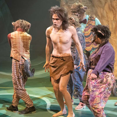 Teatteri Imatran Viidakkokirja-musikaalissa Mowglin roolissa näyttelijä Antti Laine.