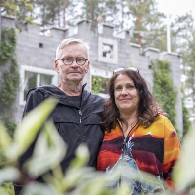 Jari ja Sirpa Turunen linnansa pihalla.