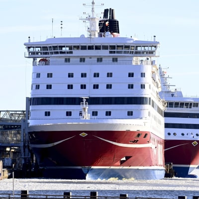 Viking Lines fartyg M/S Gabriella fotograferad framifrån vid terminalen vid Skatudden i Helsingfors.