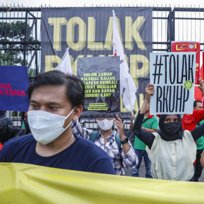 Demonstranter protesterar mot en ny strafflag framför parlamentshuset i Jakarta den 5 december.