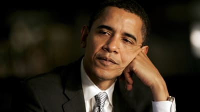 En inte ännu gråhårig Barack Obama som lutar sin kind mot handen. Bilden tagen 2008.