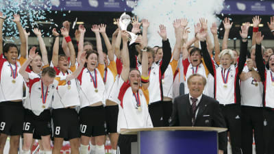 Tysklands damlandslag i fotboll firar segern vid EM 2005.