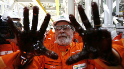 Luiz Inacio "Lula" da Silva poserar med olja på händerna vid ett Petrobras-jippo i oktober 2010.
