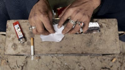 En drogmissbrukare förbereder en dos heroin
